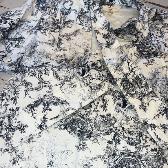 Ladies Entro brand toile white and navy v neck blouse - Picture 5 of 12